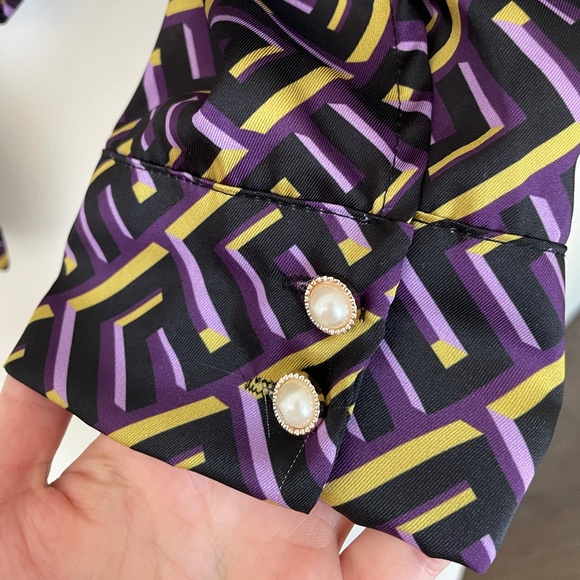 Long Sleeve Blouse With Open Back - Picture 4 of 4